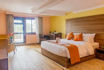 Image de Chambre moderne et petit-déjeuner à l'hôtel Karen Plains à Nairobi, avec balcon