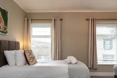 Image de 4 Bedrooms Sizeable for Contractors \/ Families