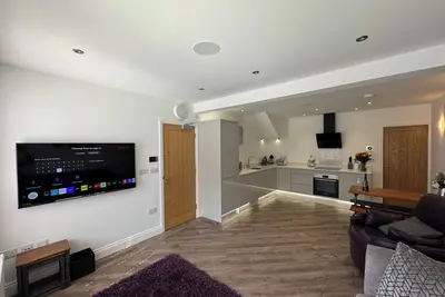 Image de Lovely Modern Contemporary Apartment With Private Hot Tub Close to Windermere