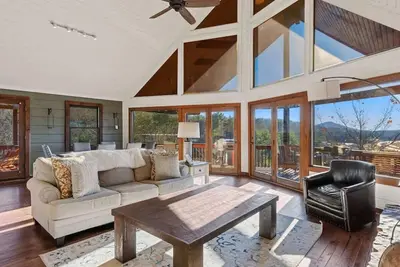 Image de Radiance and Luxe in Lakeside Georgia