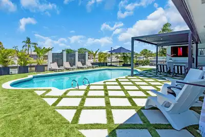 Image de Luxury 4br Private Pool & Hot Tub, Dock, Bay Access! Sleeps 10- Games & Scooters