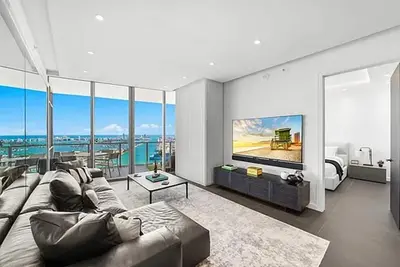 Image de High-Floor Waterfront Condo with Bay Views