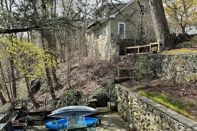 Image de Romantic retreat with stunning views  of Croton River Gorge, a birder haven