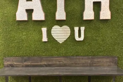 1 mile to Sanford Stadium!