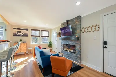 Image de Stylish 2br with King Bed, Coffee Bar, Smart TVs, Spa Shower, and Great WiFi