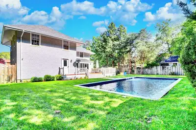 Image de 5 Bedrooms! 4 Min to the Beach! Heated Pool!