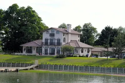 Image de Breathtaking waterfront 5-bedroom house in charming Shelter Island with pool