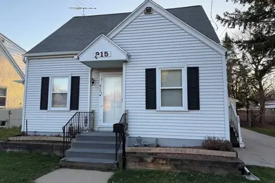 Image de Clean cozy house 6 miles from the Nfl draft! mile from amusement park and trail