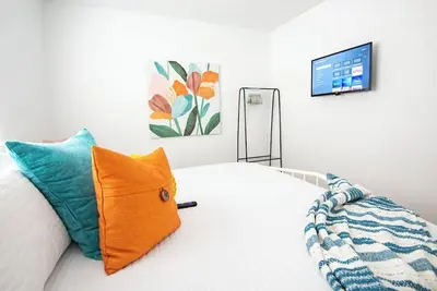 Image de Vulcan’s Hideout Apt A2-Full Kitchen/King Bed/Pets