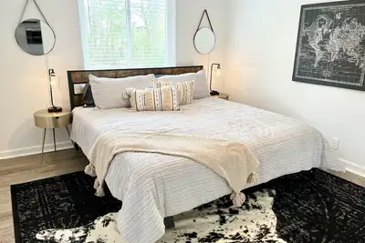 Image de B2 Vulcan's Neutral Nest-King Bed/Workspace/WiFi