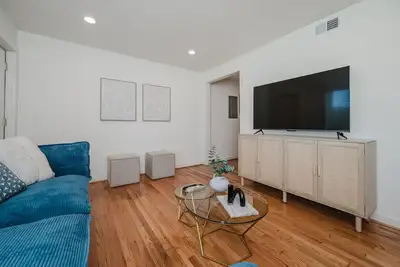 Image de Central Suite C - 2 Bedrooms/King Bed/Parking