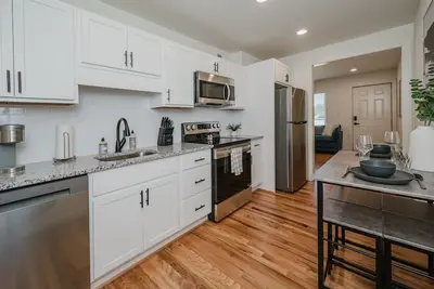 Image de Central Suite F - 2 Bedrooms/King Bed/Parking