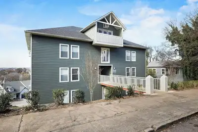 Image de Hilltop Haven - Big Groups/King Beds/Free Parking