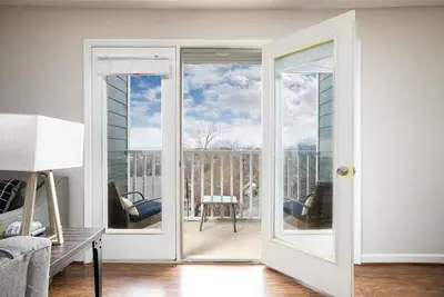 Image de Hilltop Hideaway C- King Bed/Free Parking/2 Baths