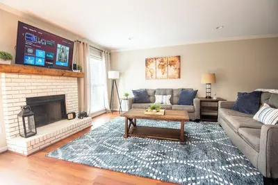 Image de Homewood Townhome-2. 5 Baths/King Beds/Free Parking