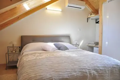 Image de Chambre avec vue sur la ville et la mer