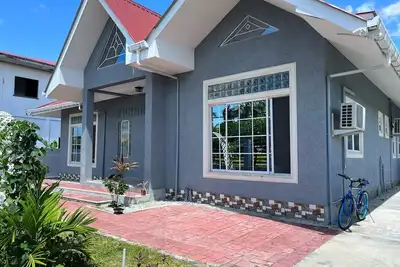 Image de 3-bedroom bungalow amazing Versailles, West Bank with Ac, WiFi- Gated Community