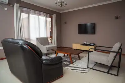 Image de 5 minutes to Munali Mall! Peaceful bungalow with a pool.