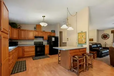 Image de Beautiful 4+ bedroom home on Deer Mountain. Hot tub/ wifi. Ample parking, garage