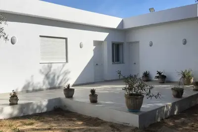 Image de Maison calme avec jardin. Animaux de compagnie acceptés