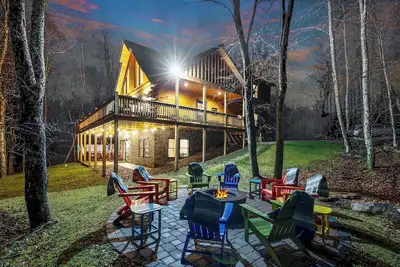 Image de Glam 5 Br cabin with 4 King Suites - Dogs welcome! Hot tub!