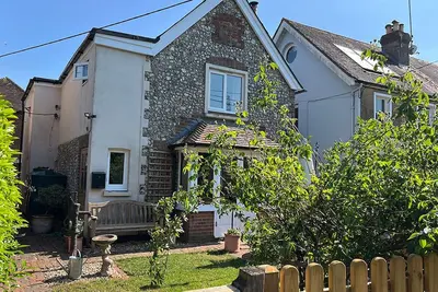 Image de *New Listing* Charming flint cottage. Off road parking. Child and pet friendly.