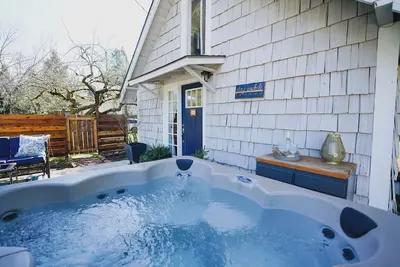 Image de Charming Cottage with Hot Tub – Minutes from Silver Falls State Park