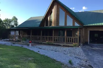 Image de Spacious 5 bedrooms, three stories log cabin with WiFi, Ac in charming Bronston