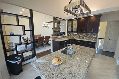 Image de Big Cabin: Hot tub, 2 Game rooms, Movie Rm w/Popcorn Bar, Indoor Sauna &Fire pit