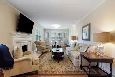 Image de Cedar Cottage at Lake Guntersville \nLocated a block from boat launch and park