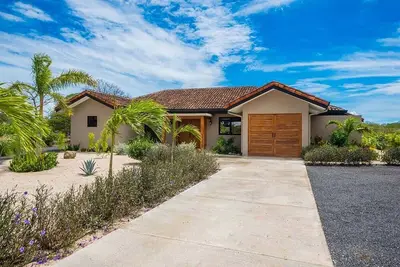 Spacious 5-bedroom villa with WiFi, Ac in enchanting Hacienda Pinilla