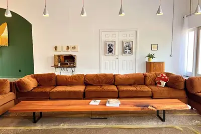 Image de Massive Funky Artist Designed Space with a Hot Tub! Five minutes to the beach!