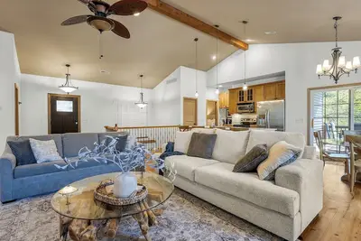 Image de Luxury Lakefront Getaway in Margaritaville-3 Pools- Private Dock-Tiki Bar