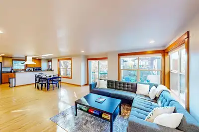 Image de Spacious Tri-Level Townhome, near Seahawks & Mariners stadiums & downtown