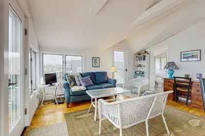 Image de Downtown condo w/ spectacular views: steps to beach, entertainment & shops