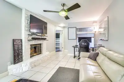 Image de 4 Mi to Dtwn Austin: Wfh-Friendly Gem, Pool Access