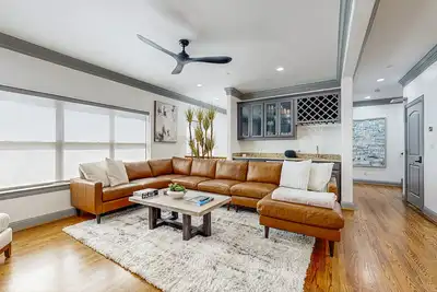 Image de Modern Dallas home with spacious living room, kitchen & big patio with city view