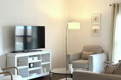 Image de Central 3br Home l King Bed l Families l Near Grandscape, Legacy West, & Frisco!
