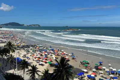 Image de Large apartment right on the sand in Pitangueiras, Guarujá, with a balcony overlooking the sea.