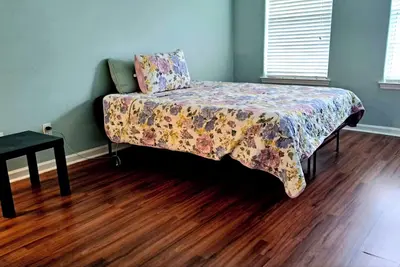 Image de Queen bed w/ Full bath!
