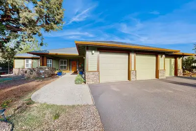 Image de Cozy home w/ gas fireplace, private hot tub, & gas grill - in great neighborhood