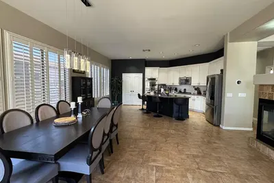 Image de Gorgeous Single Level home- poolside -4bd- Nice Neighborhood