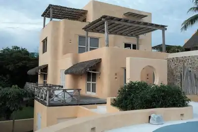 Image de Luxury Villa: Beachfront & Premium Services