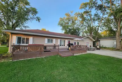 Image de Paradise House - Beautiful 3 bedroom house nestled in a quiet cove on Lake Shafer! Offers 1000 sq ft of living space and will sleep 9. An additional Party Den is available to add-on, featuring a bar area and additional sleeping for 3. Located at Para