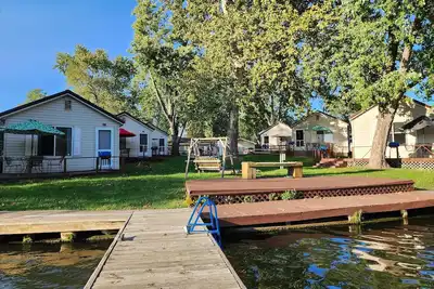 Image de Lakeside Cottages - Cozy cottages nestled in a quiet cove right on Lake Shafer! Located at Paradise Resort, just 4. 5 miles north of Outrigger Resort and Indiana Beach Amusement Park. These cottages feature 350 sq ft of space and sleep a max of four (