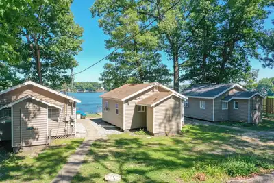 Image de Two Bedroom - Lakeview Cabins - These lovely two-bedroom cabins create the ideal lake life vacation setting! Overlooking Lake Shafer and 1/4 mile away from Indiana Beach Amusement Park. 500 sq ft features two (2) full beds and one (1) futon - sleeps