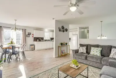 Image de Newly renovated home, Fire pit, Games, Grill