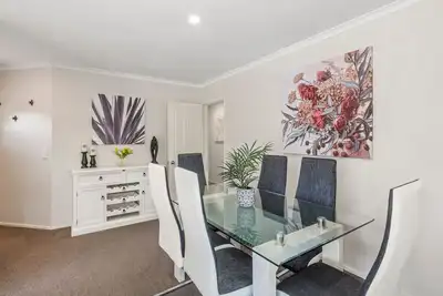 Image de Logan House | Stylish Family Retreat w/ Bbq, Garage & Comfort