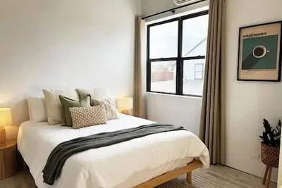 Image de Stylish 2-Level Loft, Ac, Parking, Walk Cbd & Fort
