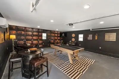 Image de The Barrel House I Hot Tub I Theme Room